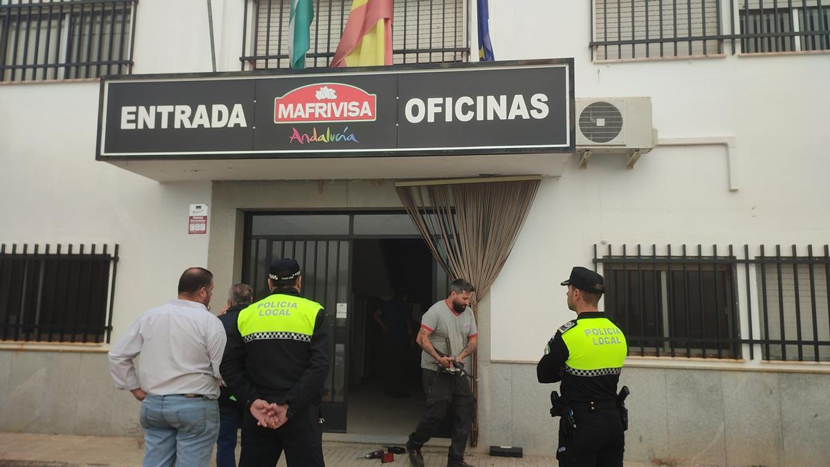 La Policía Local, ante las instalaciones del matadero comarcal de Villanueva de Córdoba, una vez abiertas por orden judicial.