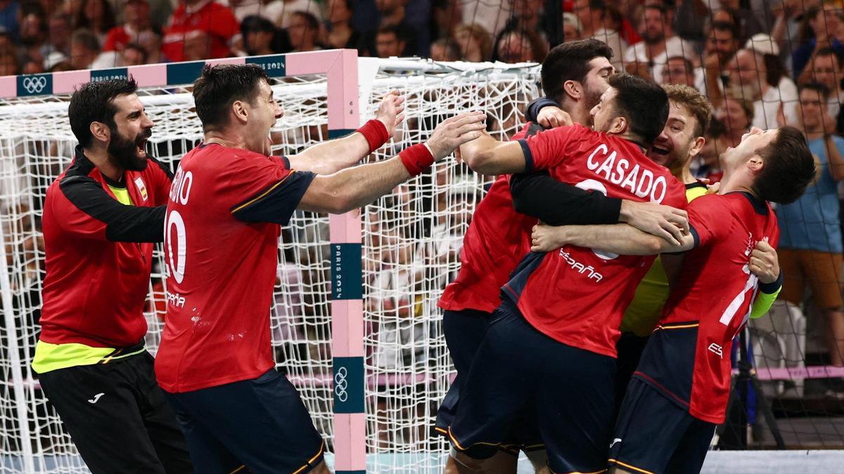 Los jugadores del combinado español de balonmano celebrando la medalla de bronce