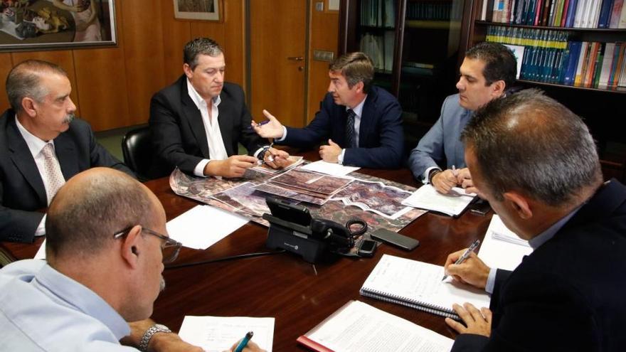 Momento de la reunión mantenida entre José Ángel Arranz, Alberto Castro y los alcaldes de Rábano y Trabazos.