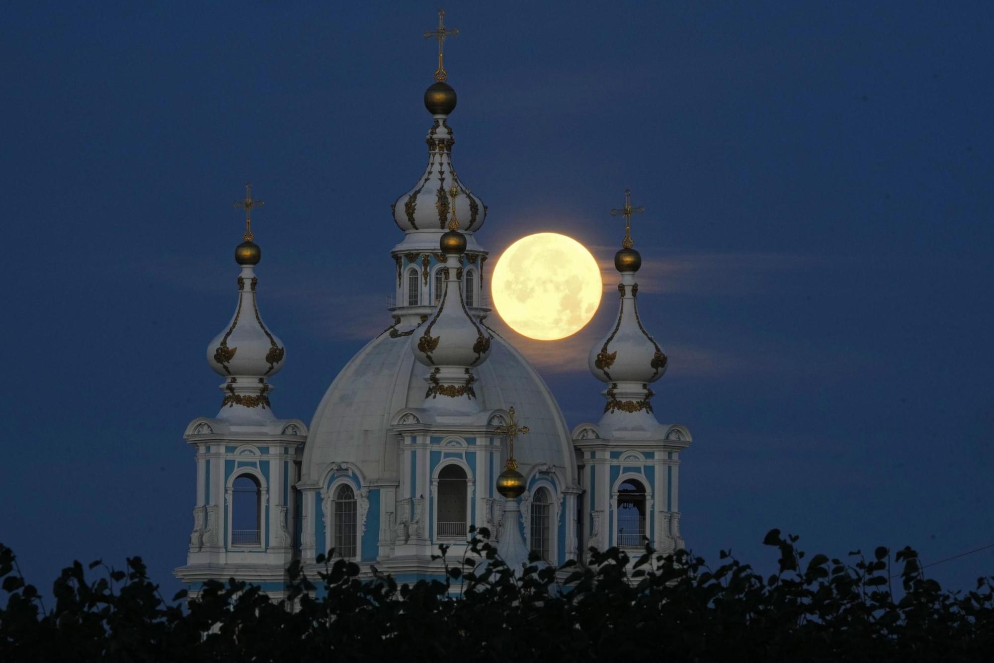 The supermoon is seen over the Smolny Cathedral in St. Petersburg, Russia, Tuesday, Aug. 20, 2024. (AP Photo/Dmitri Lovetsky) Associated Press/LaPresse / EDITORIAL USE ONLY/ONLY ITALY AND SPAIN
