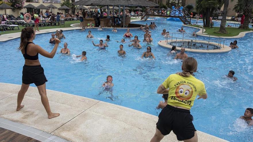 Sessió d'activitats dirigides en un hotel, en una imatge d'arxiu.