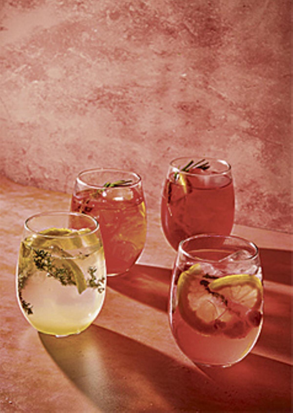 Aperitivi de La Mafia se sienta a la mesa.