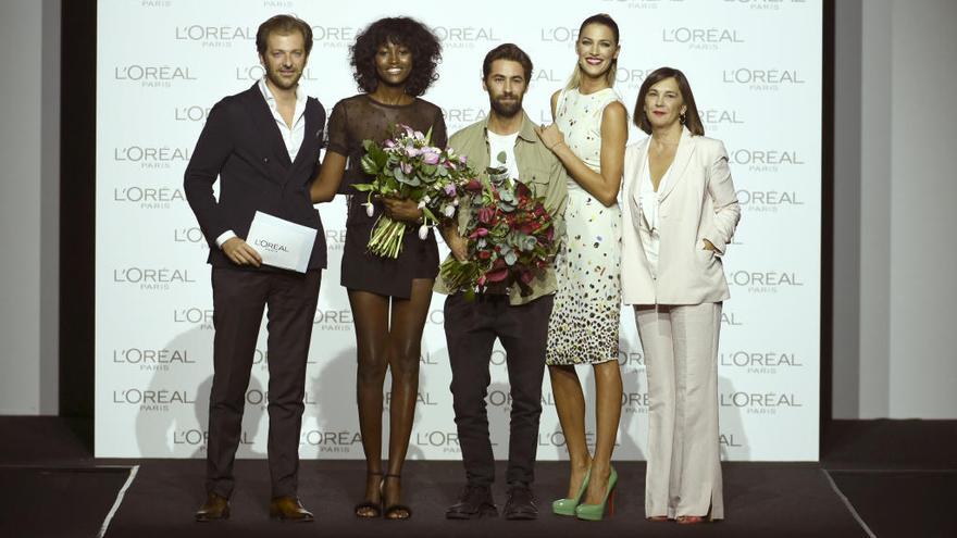 La directora de Mercedes-Benz Fashion Week Madrid, Charo Izquierdo (d) junto a la modelo y presentadora Laura Sánchez (2d), posan con los galardonados con el premio L&#039;oreal como mejor diseñador de la pasarela Juan Vidal (3d) y la mejor modelo de esta edición, Aya Gueye (2i), en la quinta jornada de la pasarela Fashion Week Madrid que tiene lugar en el recinto ferial IFEMA.