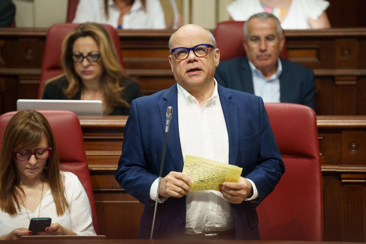 El diputado de Coalición Canaria en el Parlamento de Canarias José Miguel Barragán durante su alocución.