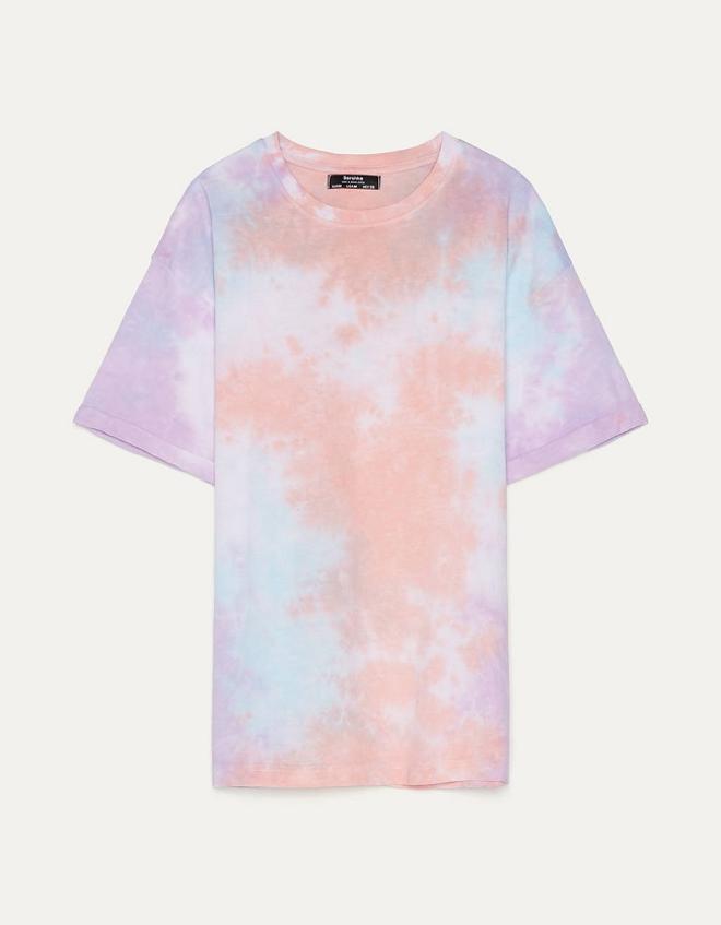 Camiseta con estampado 'tie dye' de Bershka