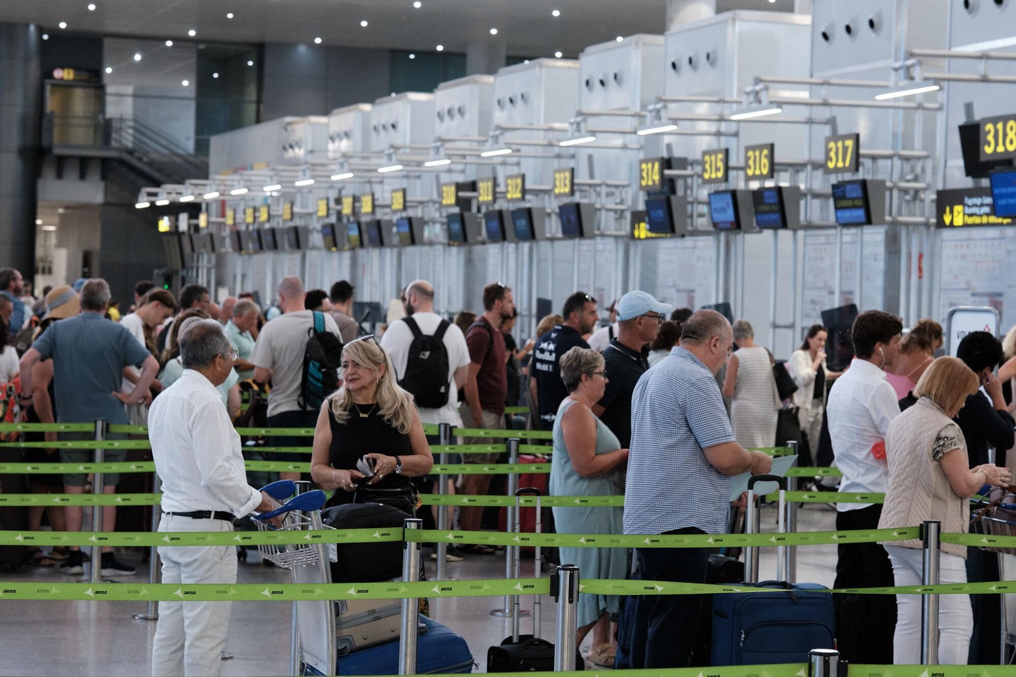 Máxima actividad en el aeropuerto en el comienzo de las vacaciones