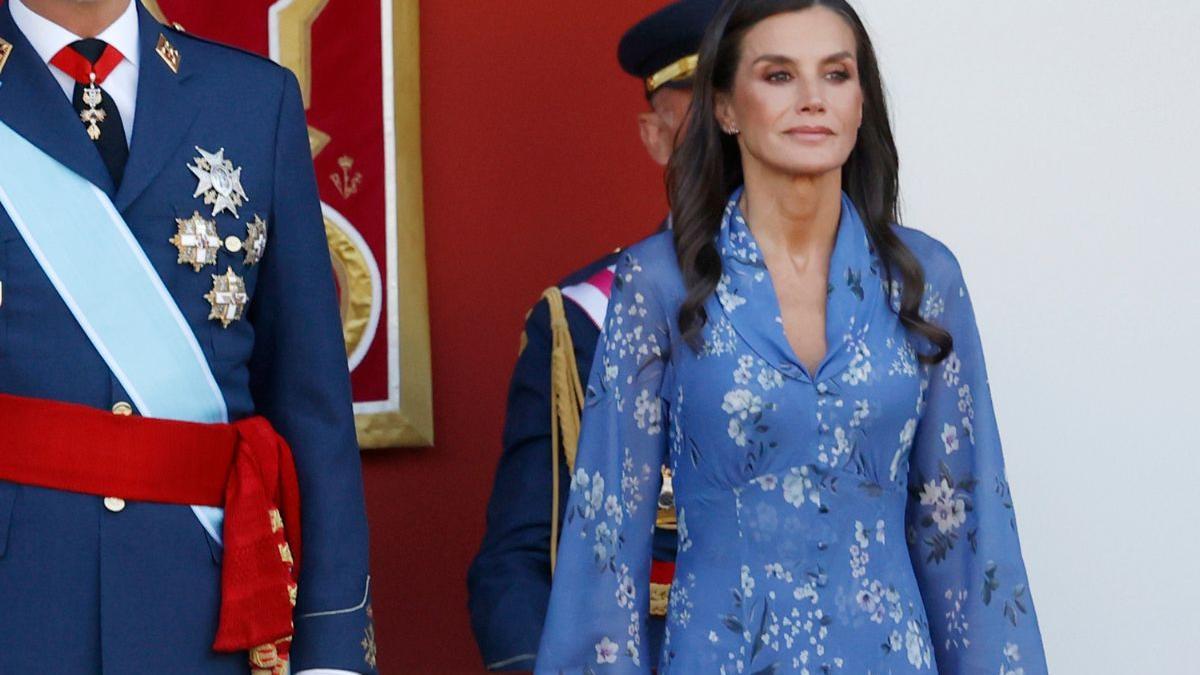 La reina Letizia con vestido de Juan Vidal en el Día de la Hispanidad de 2023