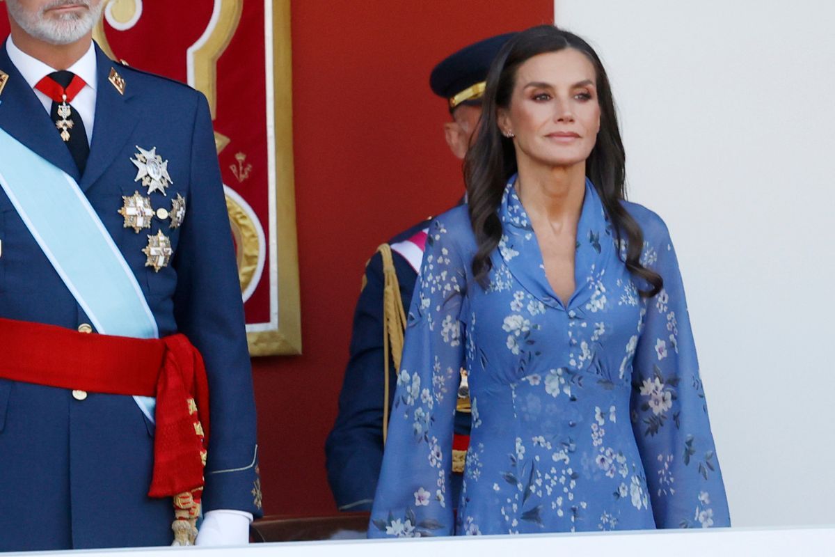 La reina Letizia con vestido de Juan Vidal en el Día de la Hispanidad de 2023