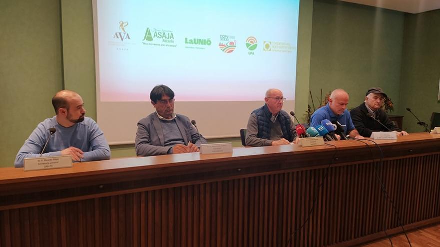 Reunión de los dirigentes de las organizaciones agrarias valencianas, ayer, en la sede de AVA-Asaja.