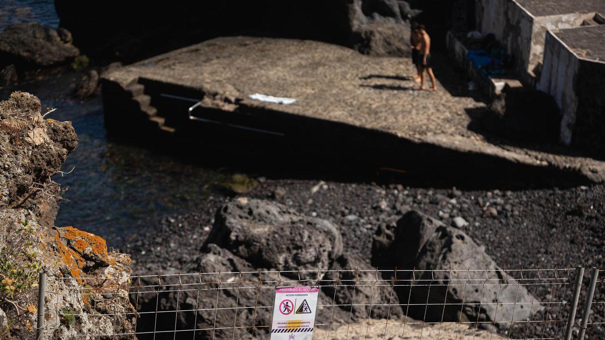 Gente bañándose en la playa de La Consolación, en Garachico pese a la prohibición