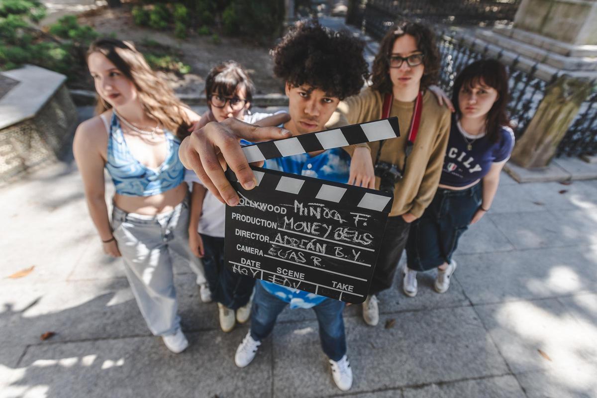 Daniel, en primer término, con otros compañeros del equipo: Catalina, Ana, Elías y Helena.