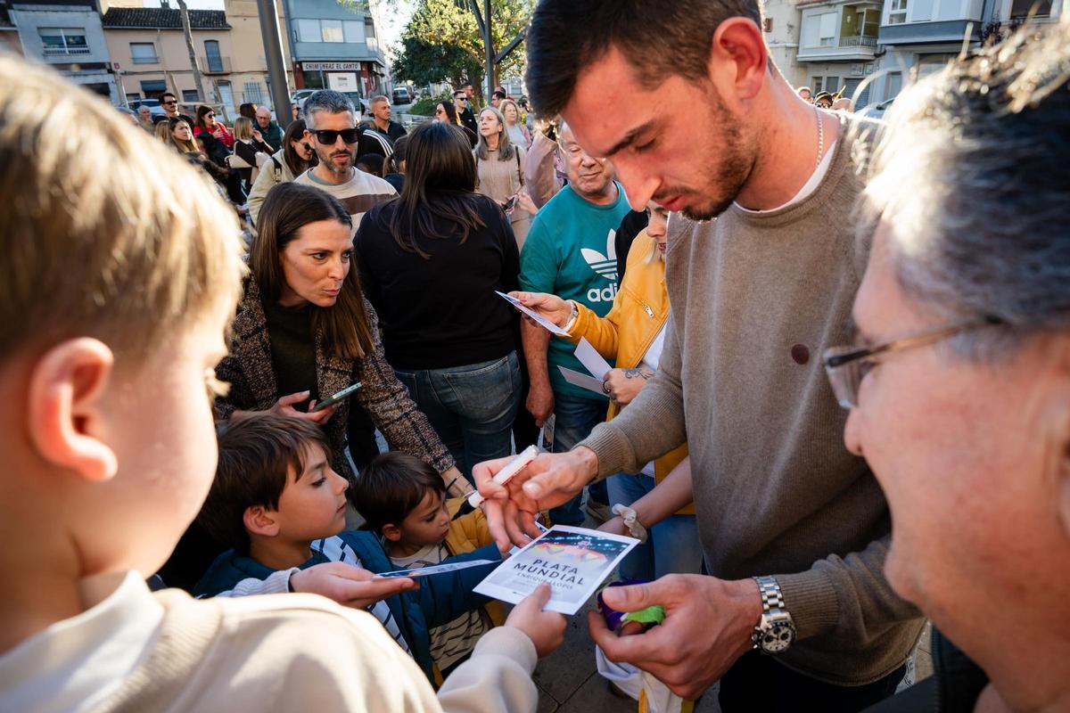 Homenaje de Bellreguard a su deportista más ilustre, Quique Llopis Doménech