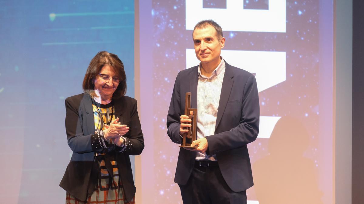 Fernando Maestre Gil con la rectora de la UA, Amparo Navarro, recogiendo su premio IMPORTANTE del diario INFORMACIÓN en la gala de 2022.