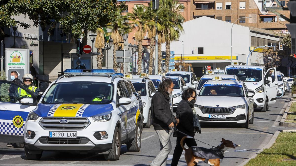 Caravanas de taxis en Alicante en una protesta por la actualización de las tarifas