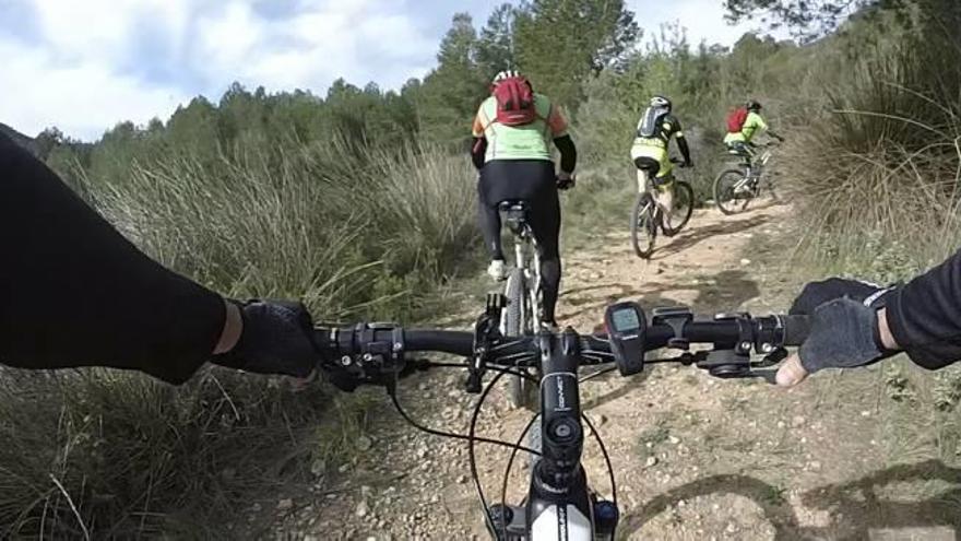 Ciclistas en una ruta por el paraje de la Font d&#039;Espanya, en Vallada, zona donde ahora han comenzado las batidas de jabalíes.