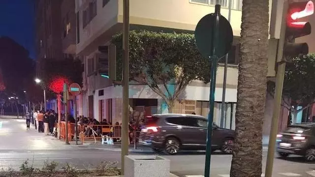 Pasar la noche al raso por los papeles: migrantes hacen cola desde el domingo en Castelló para pedir el lunes un informe necesario para regularizarse