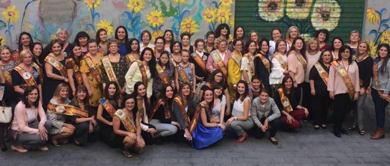 Más de medio centenar de falleras mayores de En Sendra se dieron cita en el acto conmemorativo del 75 aniversario de la comisión y posaron en la Plaza de Coll.