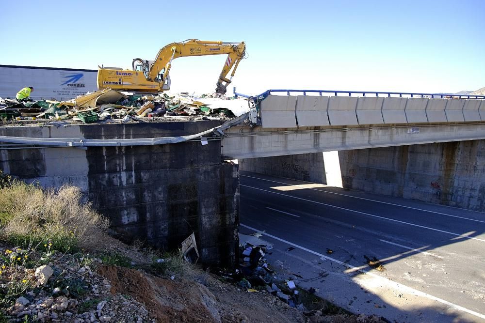 Colas kilométricas en la autovía de Madrid por el vuelco de un camión