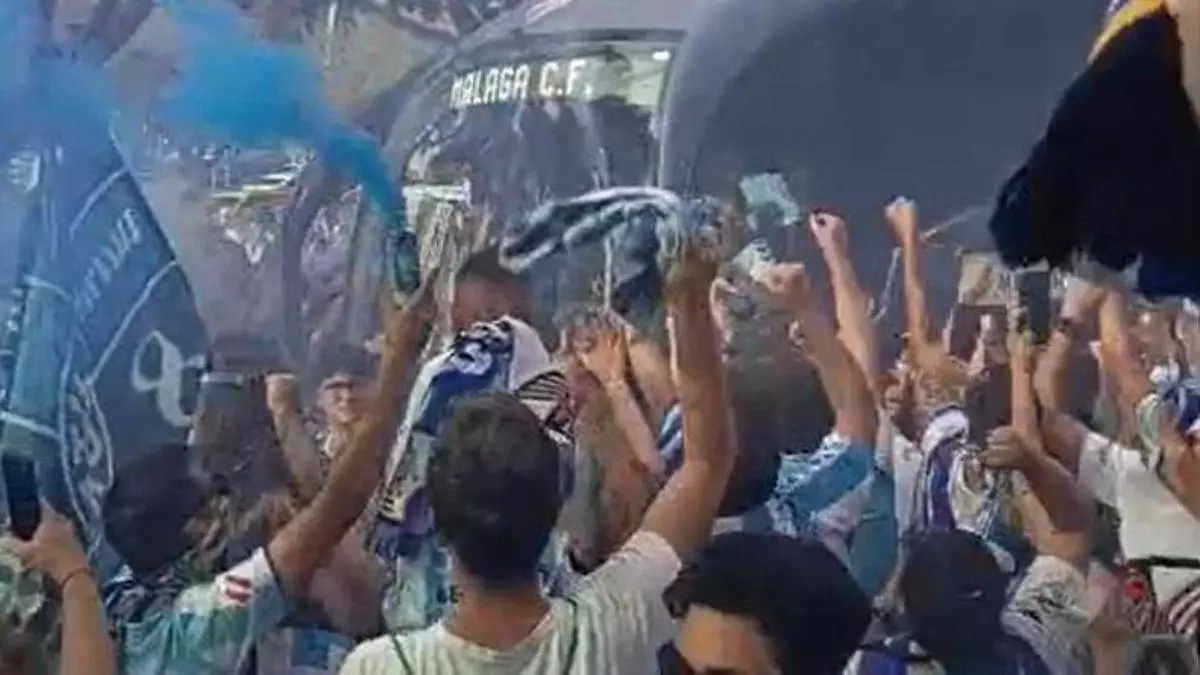 Así ha recibido la afición del Malaga CF al equipo a su llegada al UD Almería Stadium