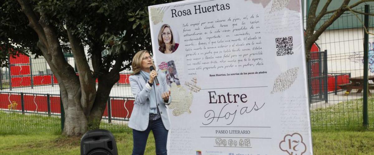 La escritora Rosa Huertas lee su fragmento literario. | CARMEN AMOR