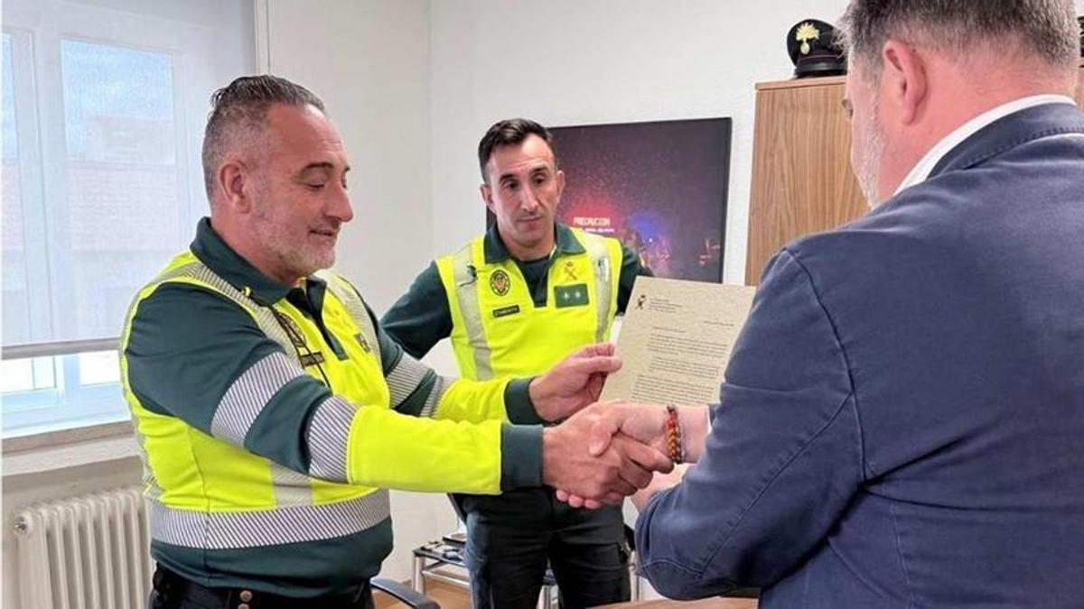 La Guardia Civil entrega una carta de agradecimiento al ciudadano que informó sobre un coche haciendo zigzag