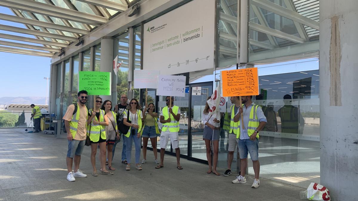 Los trabajadores de Easy Jet en la huelga en el exterior de la terminal del aeropuerto de Palma