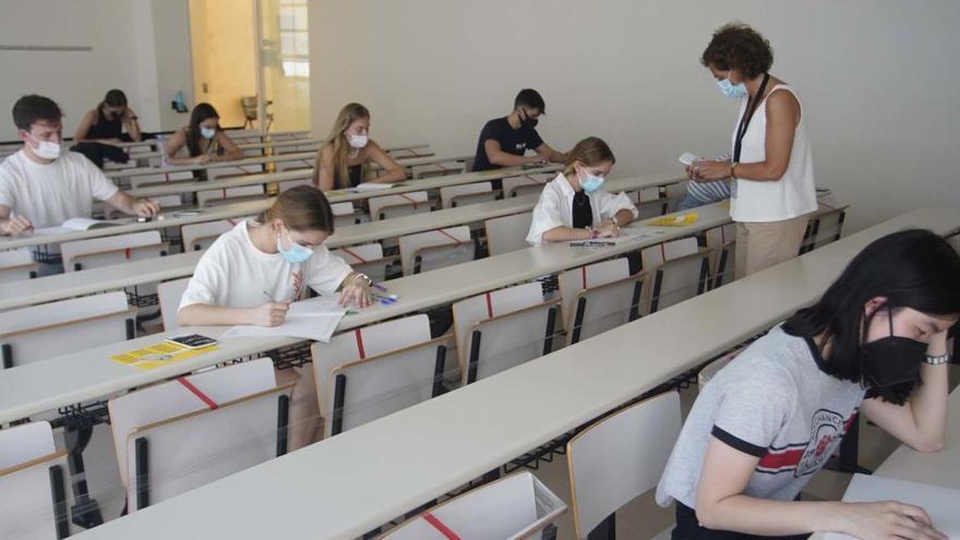 Estudiants fent un examen de selectivitat a la Facultat de Dret de la UdG