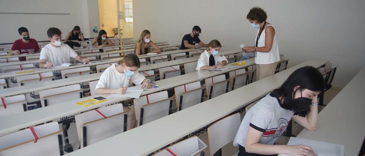 Estudiants fent un examen de selectivitat a la Facultat de Dret de la UdG. | MARC MARTÍ