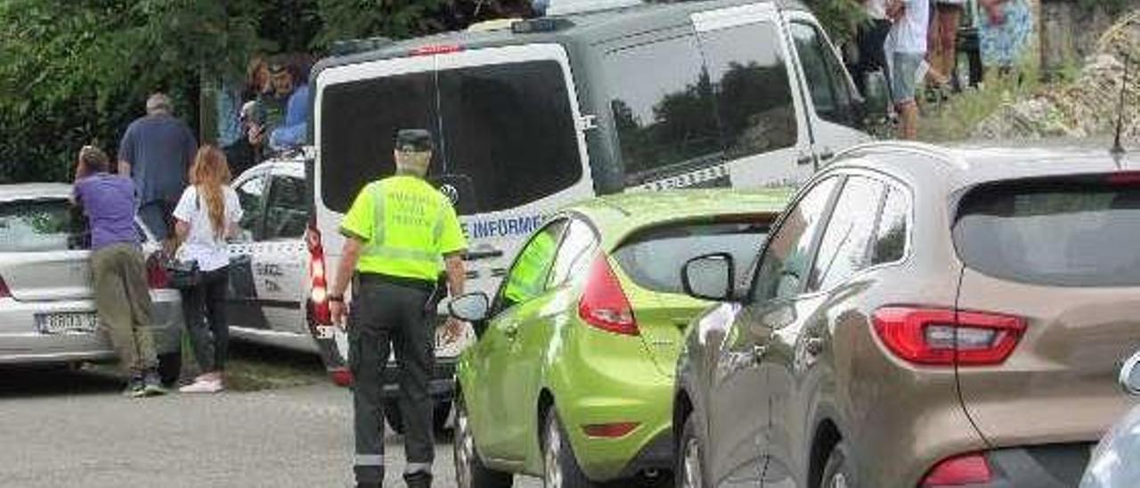 Vecinos y agentes de la Guardia Civil, en las inmediaciones del lugar donde apareció el cuerpo de Javier Ardines, el pasado 16 de agosto.