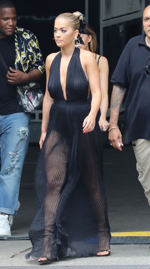 El verano de Rita Ora: vestido negro con transparencias