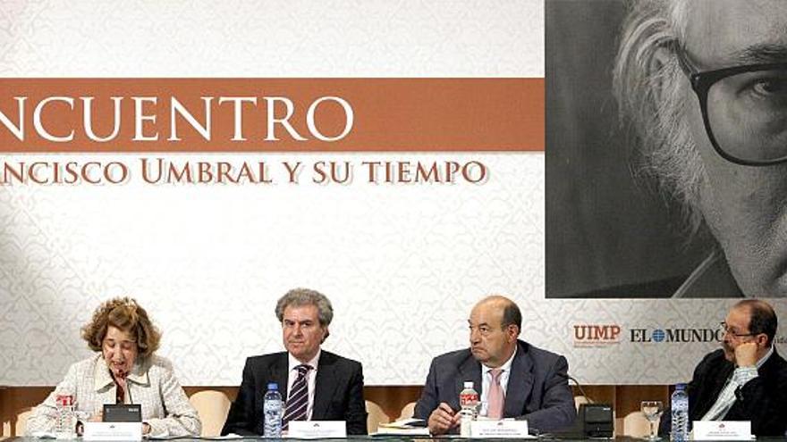 La presidenta de Unidad Editorial, Carmen Iglesias (i), el ministro de Cultura, César Antonio Molina (2i), el rector de la UIMP, Salvador Ordóñez (2d) y el catedrático de Literatura española y director del encuentro, Santos Sanz Villanueva (d) durante la inauguración en el Paraninfo de La Magdalena del encuentro &quot;Francisco Umbral y su tiempo&quot;, celebrado hoy en la Universidad Internacional Menéndez Pelayo, en Santander.