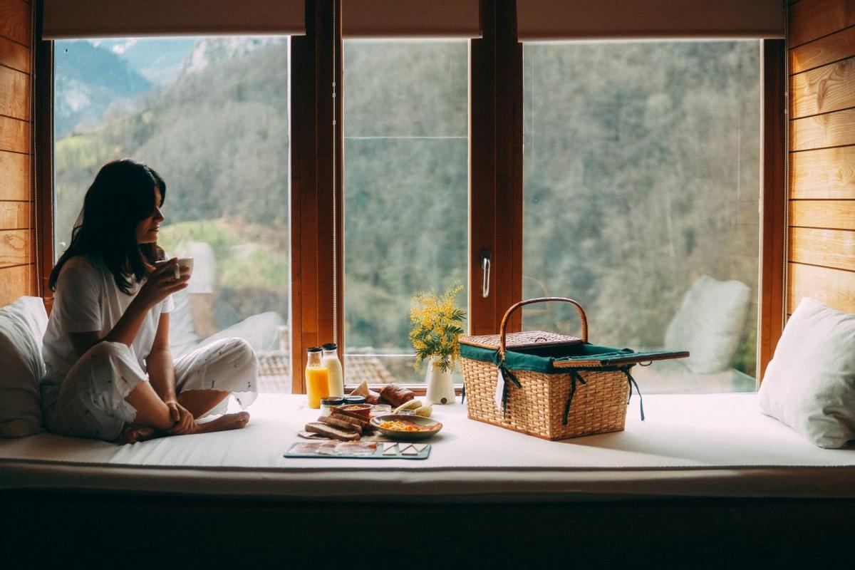 Una clienta desayunando en una de las habitaciones de Tierra del Agua