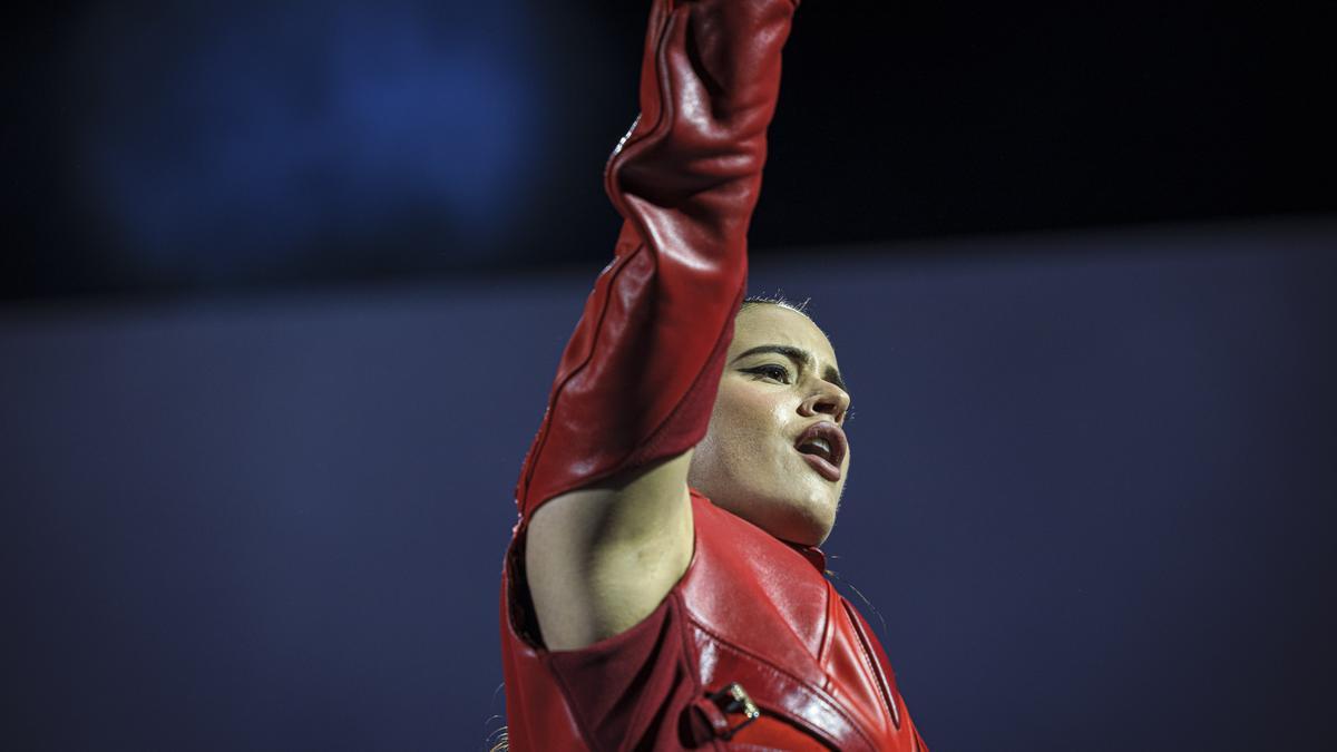 Rosalía actuant al Palau Sant Jordi durant el Motomami World Tour