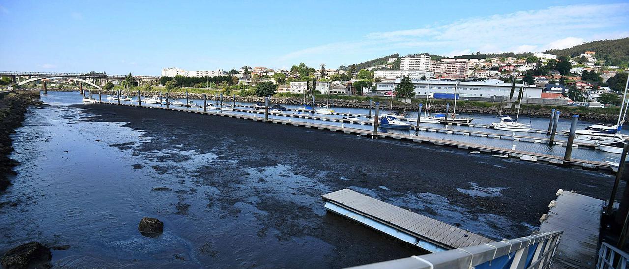 Situación del club naval de Pontevedra
  prácticamente inhabilitado con la marea baja y muy 
necesitado del dragado. |   // GUSTAVO SANTOS.