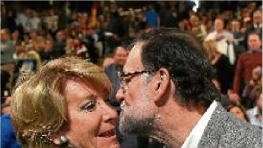 El president espanyol, Mariano Rajoy, saludant Esperanza Aguirre