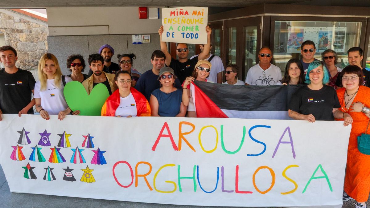 Concentración inicial de la manifestación de ayer en A Illa impulsada por el Colectivo Polari.