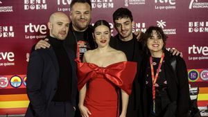 Blanca Paloma y Marcos Ruiz con el equipo de la cantante en el Benidorm Fest de 2024.