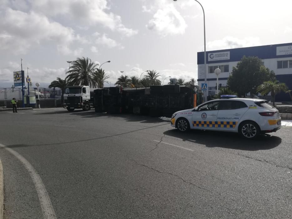 Vuelco de un camión cisterna en el Puerto de la Luz