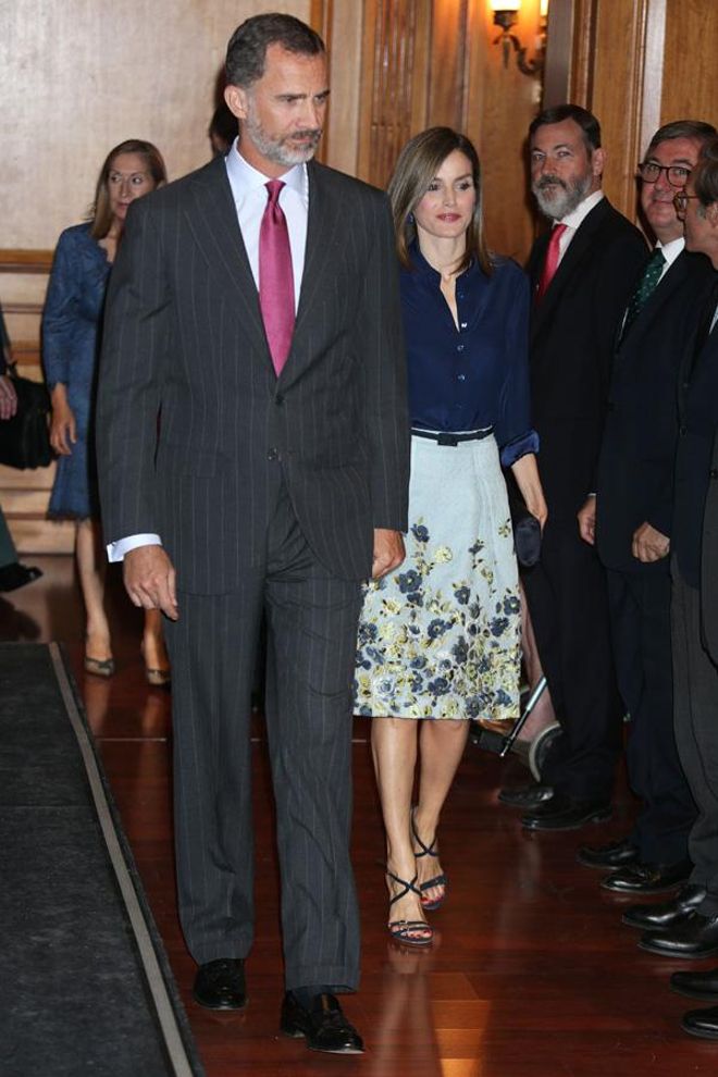 Letizia Ortiz con conjunto de Carolina Herrera junto a Felipe VI