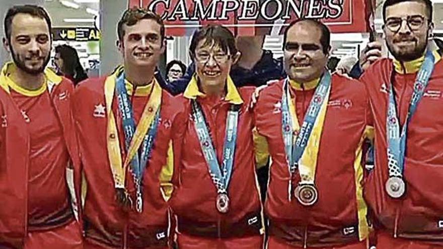 Los deportistas, ayer en el aeropuerto de Palma.