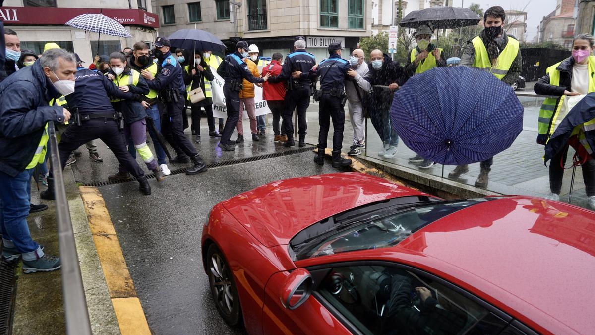 Los trabajadores de Ence increpan a Lores a su salida del Concello