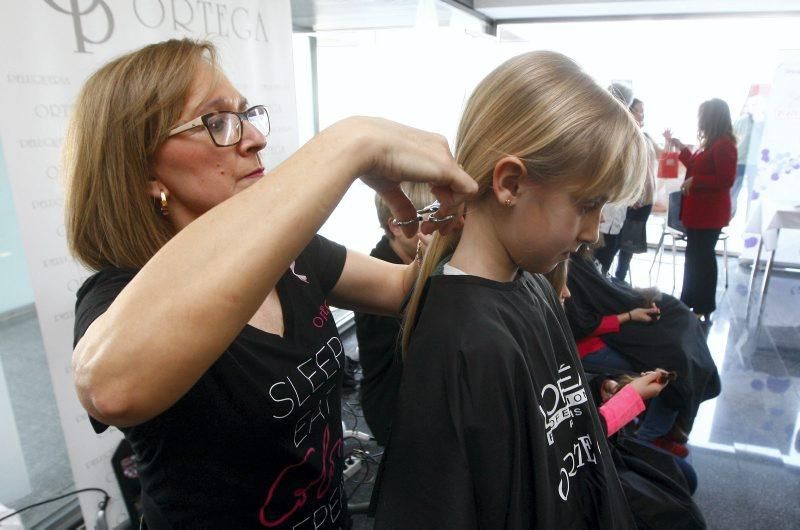 Más de 70 mujeres se cortan el pelo en la Quirón para sumarse a la lucha contra el cáncer