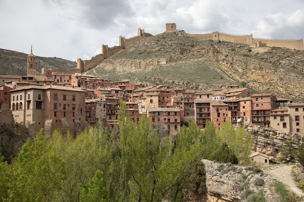 El Alcázar de Albarracín mira la ciudad desde la cima de la ladera