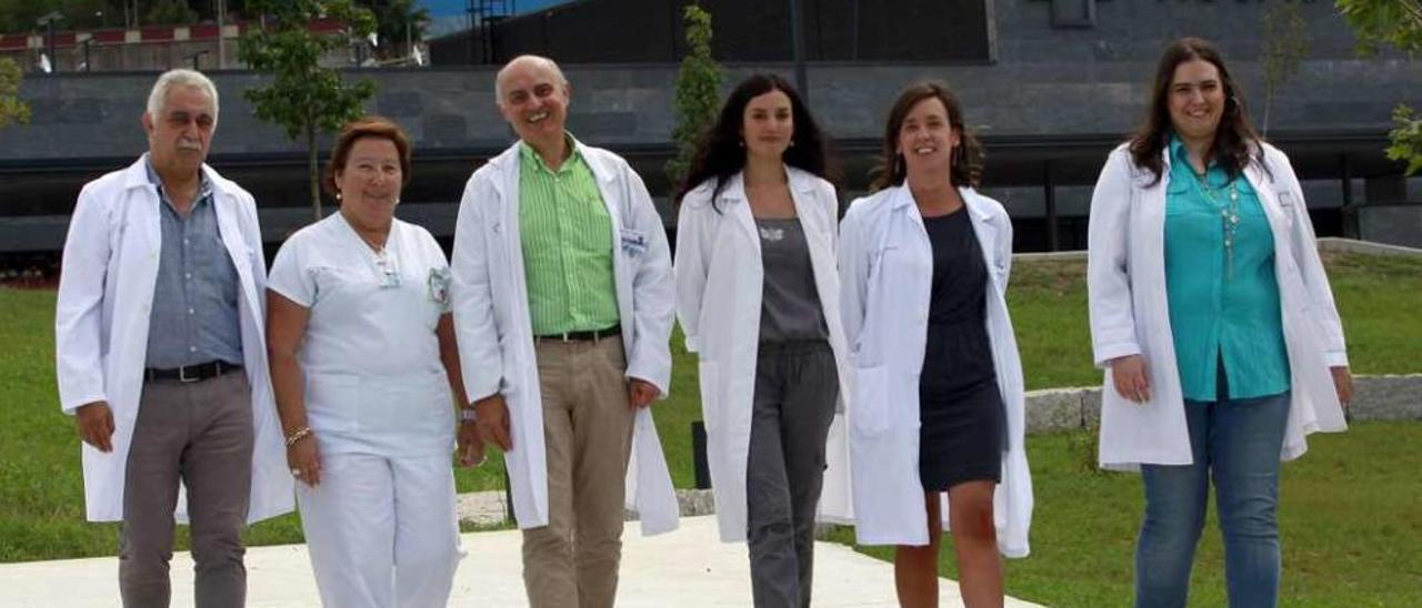 Javier Pérez, médico del CRAPD Vigo II; la auxiliar Beatriz Diz; el médico especialista de la Unidad de Patología Infecciosa del HAC, Luis Morano; la hematóloga Sandra Suárez y las coordinadoras de ensayos clínicos Marta Suárez y Lucía Esarte (de izq. a dcha.). // Ricardo Grobas