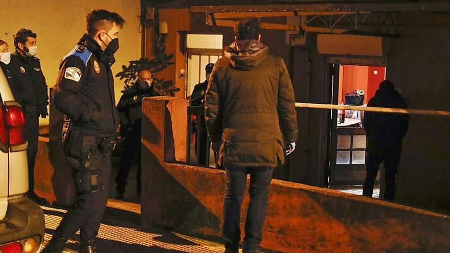 Policía Local y Nacional durante la inspección ocular de la casa donde se halló el cadáver.