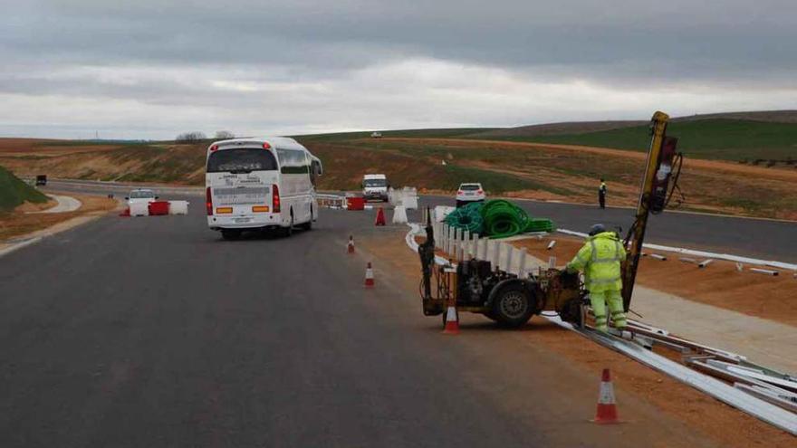 La autovía Zamora-Benavente, durante los trabajos de construcción.