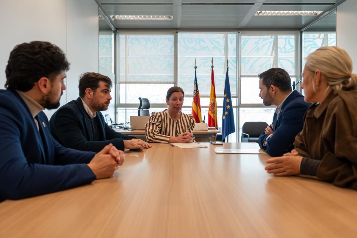 Foto de la reunión que la delegación alcorina, encabezada por el alcalde, mantuvo en València para avanzar sobre el proyecto de la residencia.