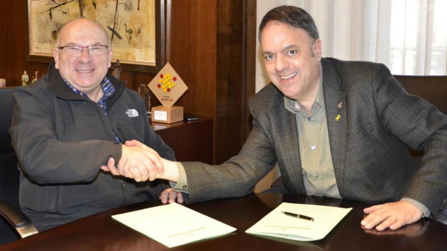 Moment de la firma del conveni entre Valentí Junyent i Josep Creus