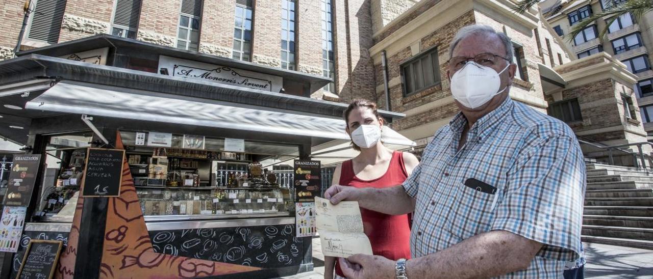 Comerciantes defienden que se mantengan los puestos de turrón del Mercado Central