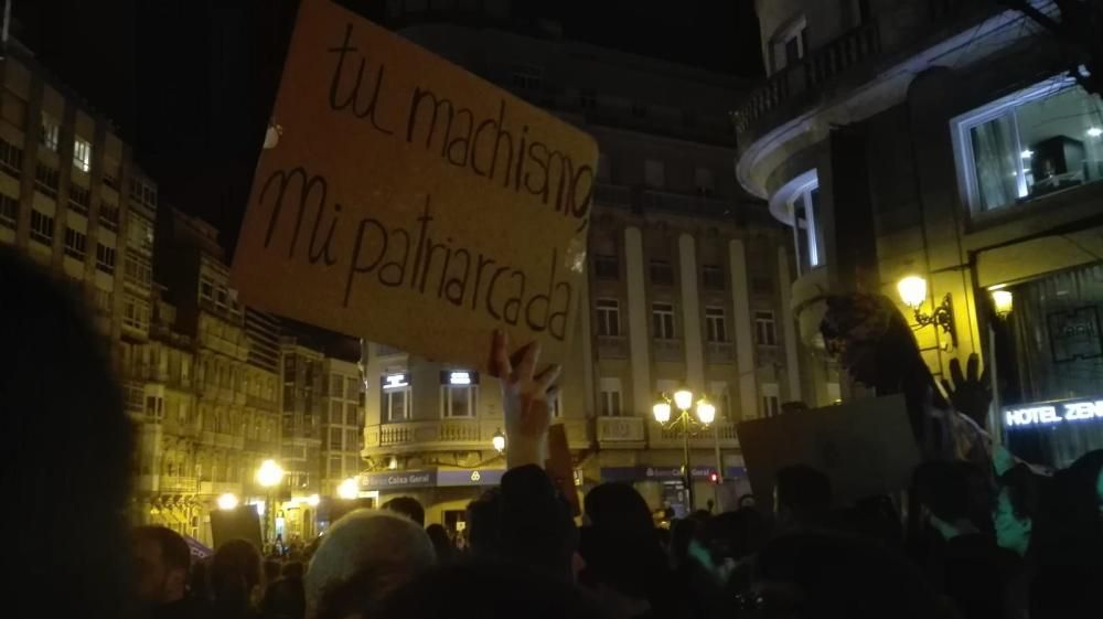 Carteles en las manifestación central de Vigo